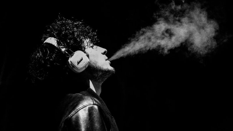 Voyage et vapotage : naviguer dans les règlementations internationales de la cigarette électronique