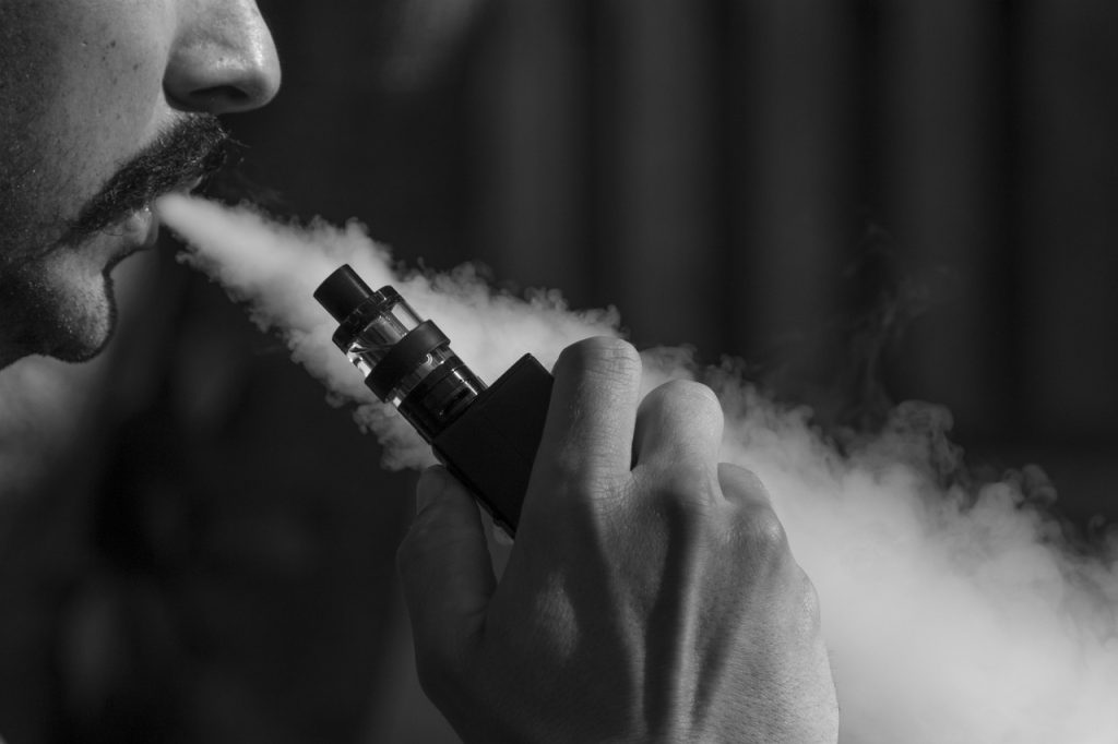 Les cigarettes électroniques jetables et rechargeables : comparaison des avantages, inconvénients et impact écologique